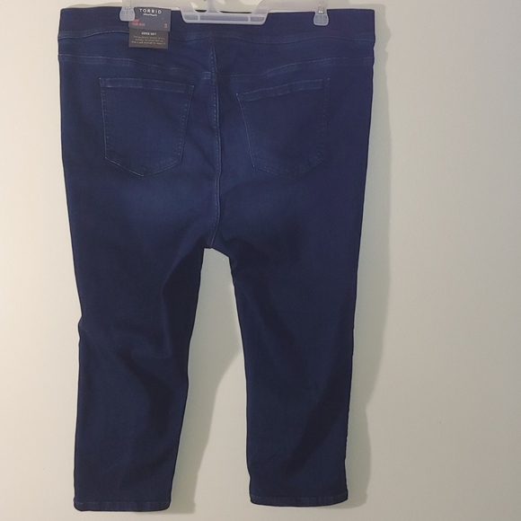 Torrid Crop Lean Stretch Jeans High Rise Size 3 (22/24) NWT - Picture 3 of 6